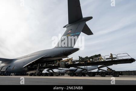 Die Flieger der 436. Hafenstaffe laden Fracht auf eine C-5M Super Galaxy am Luftwaffenstützpunkt Dover, Delaware, 5. Februar 2023. Der 436. APS, auch als „Super Port“ bekannt, ist der größte Lufthafen des Verteidigungsministeriums und bietet Unterstützung für den Luftverkehr, um über die C-5M und die C-17 Globemaster III weltweit mehr als 100 Länder zu erreichen (USA Air Force Foto von Senior Airman Faith Barron) Stockfoto