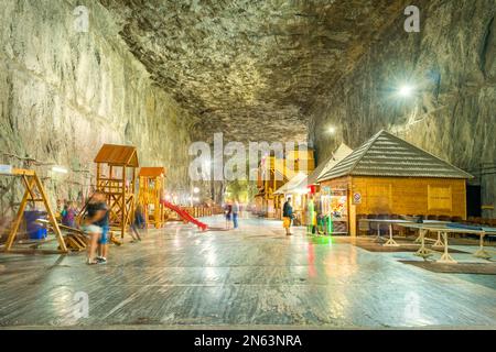 Besucher besuchen das Salzbergwerk in Praid, Siebenbürgen, Rumänien Stockfoto