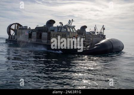 ATLANTIK – Matrosen, die der ACU (Assault Craft Unit) zugeteilt sind, betreiben Luftkissen von Landungsflugzeugen (LCAC) während der Bergungsarbeiten eines Hochgeballons im Atlantik am 8. Februar 2023. Auf Anweisung des Präsidenten der Vereinigten Staaten und mit voller Unterstützung der kanadischen Regierung, US-Kampfflugzeuge unter U.S. Die Northern Command Authority hat einen Überwachungsballon in großer Höhe im US-Luftraum und über US-Territorialgewässern zum Absturz gebracht. 4. Februar 2023. Aktiver Dienst, Reserve, Nationalgarde und Zivilpersonal planten und führten die Operation durch Stockfoto