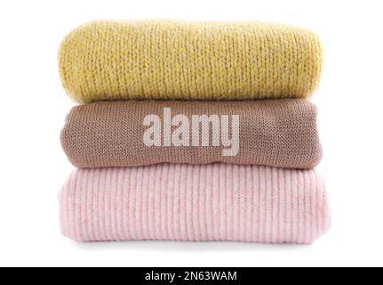 Ein Stapel warmer Pullover, isoliert auf weiß Stockfoto