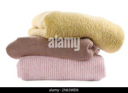 Ein Stapel warmer Pullover, isoliert auf weiß Stockfoto