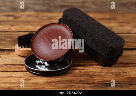 Schuhpflegezubehör auf Holzhintergrund, Nahaufnahme Stockfoto