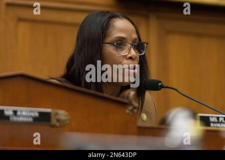 Washington, Vereinigte Staaten. 09. Februar 2023. Delegierter im Repräsentantenhaus der Vereinigten Staaten Stacey Plaskett (Demokrat der Jungferninseln) während einer Anhörung zur Weaponisierung der Bundesregierung im Rayburn House Office Building in Washington, DC, Donnerstag, 9. Februar 2023. Kredit: Julia Nikhinson/CNP/dpa/Alamy Live News Stockfoto