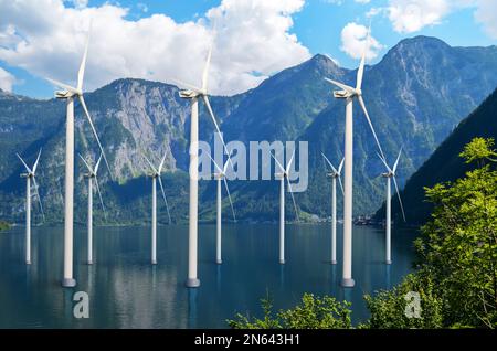 Schwimmende Windturbinen im Wasser in der Nähe von Bergen. Alternative Energiequelle Stockfoto