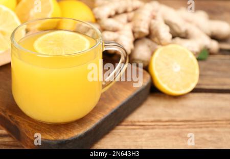 Immunitätssteigerung Getränk und Zutaten auf Holztisch, Nahaufnahme. Platz für Text Stockfoto