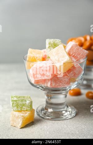 Dessertschüsseln gefüllt mit leckeren Süßigkeiten auf einem leichten Tisch Stockfoto