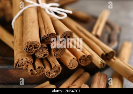 Gebündelte aromatisch-braune Zimtstangen, Nahaufnahme Stockfoto