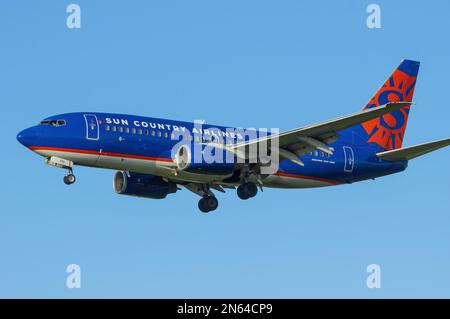 Sun Country Airlines Boeing 737-700-Flugzeug mit der Registrierung N713SY wird gezeigt, das sich LAX, Los Angeles International Airport, zur Landung nähert. Stockfoto