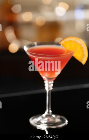 Köstlicher Cocktail mit Orange an der Bar Stockfoto