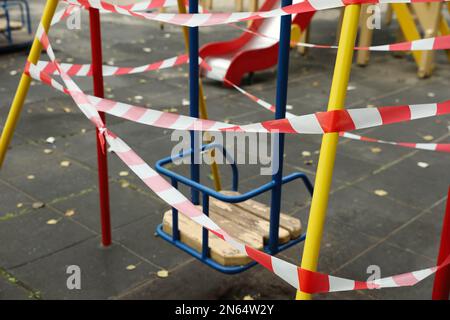 Blick auf den während der COVID-19-Quarantäne geschlossenen Spielplatz Stockfoto