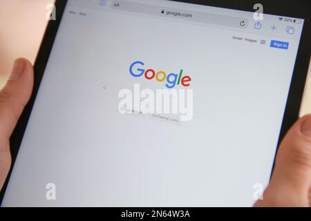 MYKOLAIV, UKRAINE - 31. OKTOBER 2020: Frau, die die Google-Suchmaschine auf einem Tablet verwendet, Nahaufnahme Stockfoto