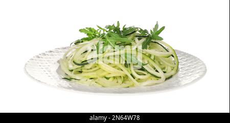 Leckere Zucchini-Pasta mit Rucola auf weiß isoliert Stockfoto