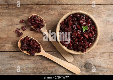 Flache Liegezusammensetzung mit leckeren getrockneten Cranbeeren auf Holztisch Stockfoto