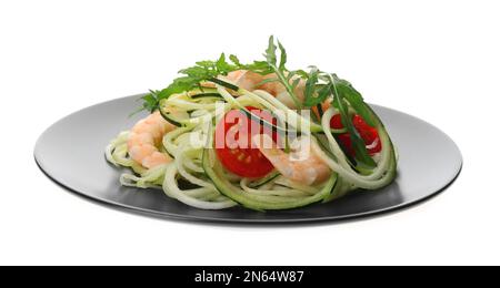 Leckere Zucchini-Pasta mit Garnelen und Tomaten, isoliert auf Weiß Stockfoto