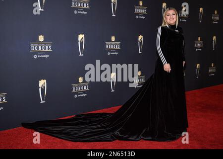 Phoenix, USA. 09. Februar 2023. Kelly Clarkson läuft am 9. Februar 2023 auf dem roten Teppich bei den NFL Honors in der Symphony Hall im Phoenix Convention Center in Phoenix, Arizona. Der Super Bowl LVII findet am Sonntag, den 12. Februar 2023 zwischen den Kansas City Chiefs und den Philadelphia Eagles statt. (Foto: Anthony Behar/Sipa USA) Guthaben: SIPA USA/Alamy Live News Stockfoto