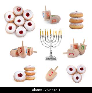 Set mit Holzdreideln, Donuts und silbernen Menoras auf weißem Hintergrund. Hanukka-Feier Stockfoto
