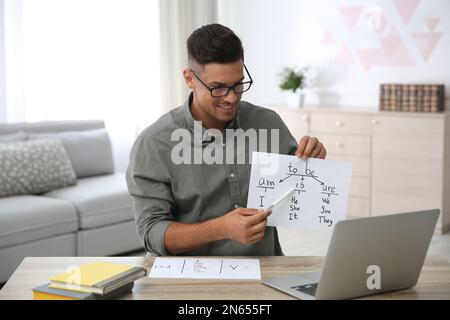 Lehrer, der Online-Unterricht während der Quarantäne gibt. Zu Hause lernen Stockfoto