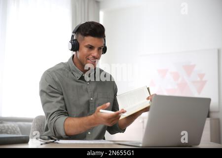 Lehrer, der Online-Unterricht während der Quarantäne gibt. Zu Hause lernen Stockfoto