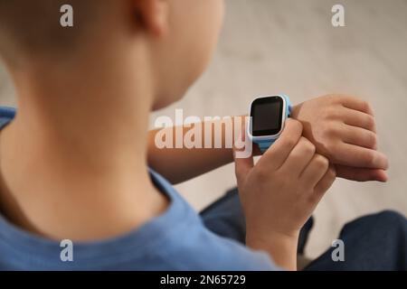 Junge mit stylischer Smartwatch, Nahaufnahme Stockfoto