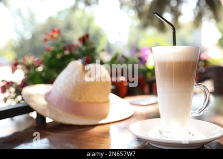 Eine Tasse Kaffee auf dem Tisch im Café im Freien, Platz für Text Stockfoto