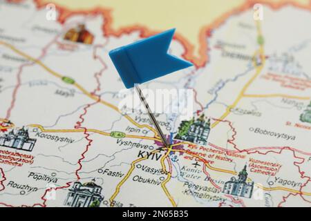 MYKOLAIV, UKRAINE - 09. NOVEMBER 2020: Kiew-Stadt mit Stecknadel auf der Karte der Ukraine markiert, Nahaufnahme Stockfoto