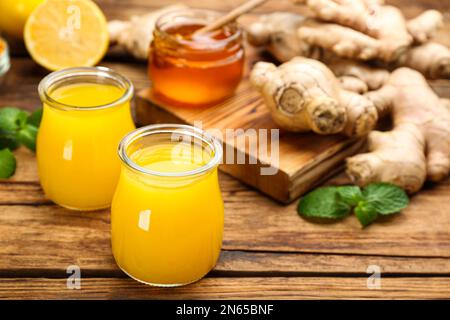 Immunitätsförderndes Getränk und Zutaten auf Holztisch. Platz für Text Stockfoto