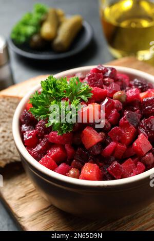 Traditionelle russische Salat-Vinaigrette auf Holzbrett, Nahaufnahme Stockfoto