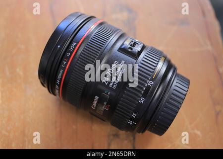 Surabaya, Indonesien - 21. April 2021: Canon Objektiv, EF 24-70 L F4,0 Bildstabilisator Ultraschall Stockfoto