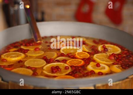 Glühwein mit Orangen und Cranberrys im Topf, Nahaufnahme Stockfoto