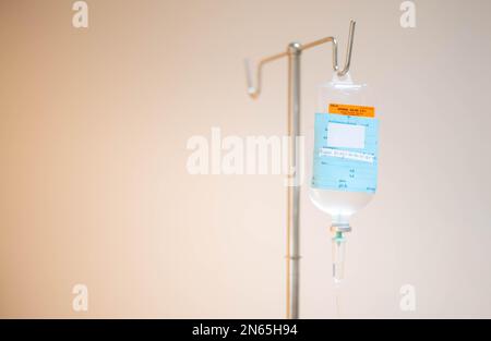 Der Beutel mit Kochsalzlösung, der am Infusionsständer in der Notaufnahme des Krankenhauses hängt. Stockfoto