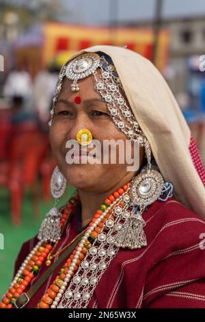 Porträt einer Stammesfrau aus dem Bundesstaat Uttarakhand Indien, die am 17. Januar 2023 traditionelle Kleidung trug Stockfoto