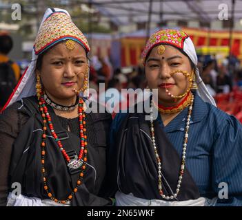 Porträt von zwei Stammesfrauen aus dem Bundesstaat Uttarakhand Indien, die am 17. Januar 2023 traditionelle Kleidung trugen Stockfoto