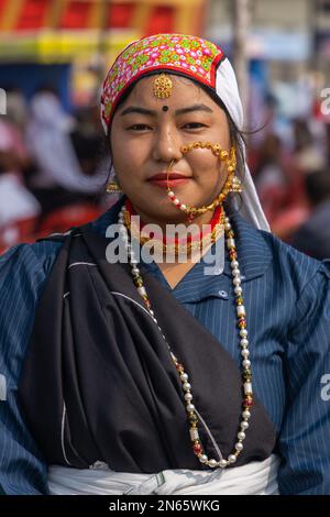 Porträt einer Stammesfrau aus dem Bundesstaat Uttarakhand Indien, die am 17. Januar 2023 traditionelle Kleidung trug Stockfoto