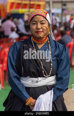 Porträt einer Stammesfrau aus dem Bundesstaat Uttarakhand Indien, die am 17. Januar 2023 traditionelle Kleidung trug Stockfoto