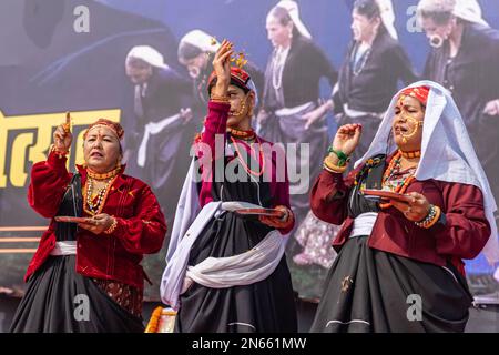 Stammesfrauen von Uttarakhand tragen traditionelle Kleidung und tanzen in ihrem Dorf in Haldwani, Uttarakhand, Indien am 17. Januar 2023 Stockfoto