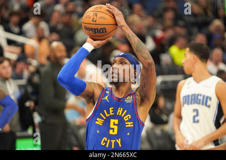 Orlando, Florida, USA, 9. Februar 2023, Denver Nuggets Wächter Kentavious Caldwell-Papst Nr. 5 schießt in der ersten Hälfte im Amway Center auf einen Techniker. (Foto: Marty Jean-Louis) Stockfoto