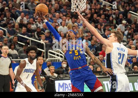 Orlando, Florida, USA, 9. Februar 2023, Denver Nuggets Wache Kentavious Caldwell-Papst Nr. 5 versucht in der ersten Hälfte einen Korb im Amway Center zu machen. (Foto: Marty Jean-Louis) Stockfoto