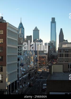 Die Türme von Center City steigen den Korridor der Arch Street hinunter, von der 7. und der Arch Street in Philadelphia, PA, aus gesehen. Stockfoto