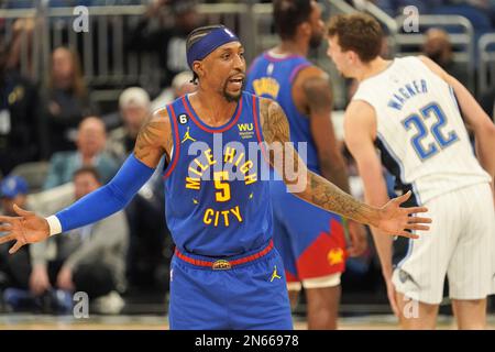 Orlando, Florida, USA, 9. Februar 2023, Denver Nuggets Wächter Kentavious Caldwell-Papst Nr. 5 streitet mit den Schiedsrichtern in der ersten Hälfte im Amway Center. (Foto: Marty Jean-Louis) Stockfoto