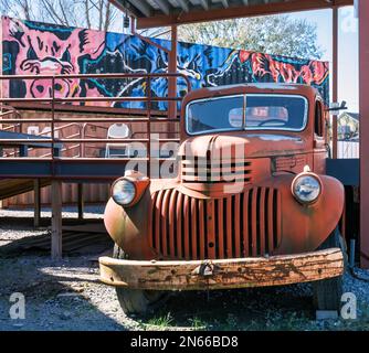 NEW ORLEANS, LA, USA: 5. FEBRUAR 2023: Rosted Antique AK Serie 1940er Chevrolet Pickup Truck im Bühnenbereich des Central City BBQ Restaurants Stockfoto