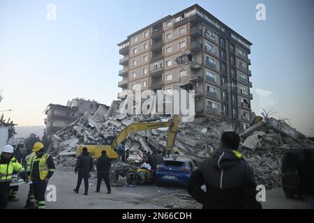 Antakya, Türkei. 09. Februar 2023. Retter arbeiten an einem zerstörten Haus in Antakya. Mehr als drei Tage nach der Erdbebenkatastrophe ist die Hoffnung auf mehr Überlebende verloren. Unter den Tausenden von eingestürzten Gebäuden im türkisch-syrischen Grenzgebiet gibt es wahrscheinlich immer noch Zehntausende von Erdbebenopfern. Kredit: Anne Pollmann/dpa/Alamy Live News Stockfoto