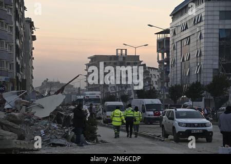 Antakya, Türkei. 09. Februar 2023. Nach den verheerenden Beben gehen die Menschen durch das zerstörte Zentrum von Antakya. Mehr als drei Tage nach der Erdbebenkatastrophe ist die Hoffnung auf mehr Überlebende verloren. Zehntausende Erdbebenopfer sollen unter den Tausenden von eingestürzten Gebäuden im türkisch-syrischen Grenzgebiet bleiben. Kredit: Anne Pollmann/dpa/Alamy Live News Stockfoto