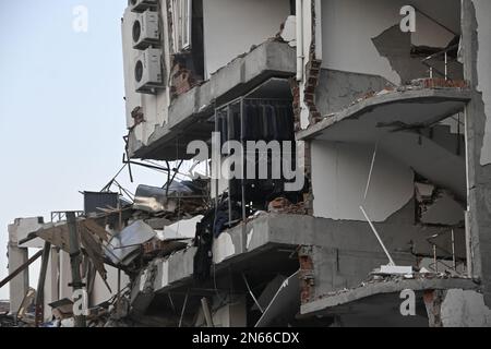 Antakya, Türkei. 09. Februar 2023. Ein zerstörtes Einkaufszentrum in Antakya. Mehr als drei Tage nach der Erdbebenkatastrophe ist die Hoffnung auf mehr Überlebende verloren. Unter den Tausenden von eingestürzten Gebäuden im türkisch-syrischen Grenzgebiet gibt es wahrscheinlich immer noch Zehntausende von Erdbebenopfern. Kredit: Anne Pollmann/dpa/Alamy Live News Stockfoto