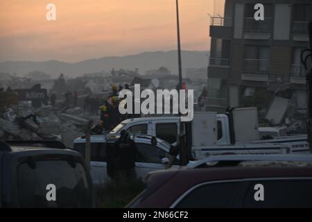 Antakya, Türkei. 09. Februar 2023. Helfer im Zentrum von Antakya suchen nach Menschen in den Trümmern nach den verheerenden Beben. Mehr als drei Tage nach der Erdbebenkatastrophe ist die Hoffnung auf mehr Überlebende verloren. Unter den Tausenden von eingestürzten Gebäuden im türkisch-syrischen Grenzgebiet gibt es wahrscheinlich immer noch Zehntausende von Erdbebenopfern. Kredit: Anne Pollmann/dpa/Alamy Live News Stockfoto