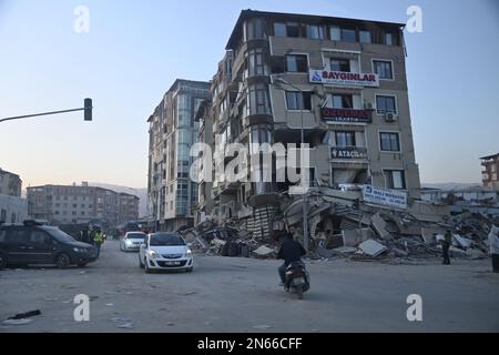 Antakya, Türkei. 09. Februar 2023. Ein zerstörtes Haus in Antakya. Mehr als drei Tage nach der Erdbebenkatastrophe ist die Hoffnung auf mehr Überlebende verloren. Unter den Tausenden von eingestürzten Gebäuden im türkisch-syrischen Grenzgebiet gibt es wahrscheinlich immer noch Zehntausende von Erdbebenopfern. Kredit: Anne Pollmann/dpa/Alamy Live News Stockfoto