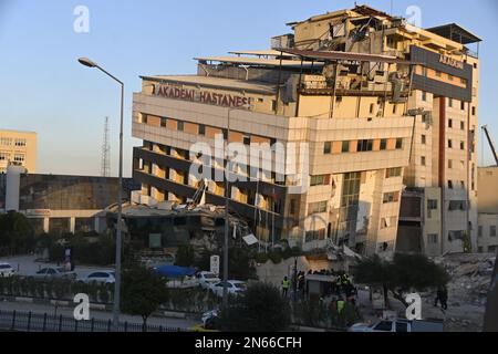 Antakya, Türkei. 09. Februar 2023. Das Krankenhaus der Stadt Antakya wurde durch das Erdbeben zerstört. Mehr als drei Tage nach der Erdbebenkatastrophe ist die Hoffnung auf mehr Überlebende verloren. Unter den Tausenden von eingestürzten Gebäuden im türkisch-syrischen Grenzgebiet gibt es wahrscheinlich immer noch Zehntausende von Erdbebenopfern. Kredit: Anne Pollmann/dpa/Alamy Live News Stockfoto