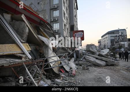 Antakya, Türkei. 09. Februar 2023. Blick auf das Zentrum von Antakya nach den verheerenden Beben. Mehr als drei Tage nach der Erdbebenkatastrophe ist die Hoffnung auf mehr Überlebende verloren. Unter den Tausenden von eingestürzten Gebäuden im türkisch-syrischen Grenzgebiet gibt es wahrscheinlich immer noch Zehntausende von Erdbebenopfern. Kredit: Anne Pollmann/dpa/Alamy Live News Stockfoto