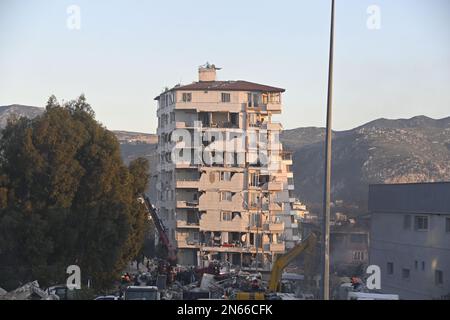 Antakya, Türkei. 09. Februar 2023. Die Leute arbeiten an einem zerstörten Haus in Antakya. Mehr als drei Tage nach der Erdbebenkatastrophe ist die Hoffnung auf mehr Überlebende verloren. Unter den Tausenden von eingestürzten Gebäuden im türkisch-syrischen Grenzgebiet gibt es wahrscheinlich immer noch Zehntausende von Erdbebenopfern. Kredit: Anne Pollmann/dpa/Alamy Live News Stockfoto
