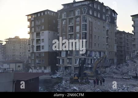 Antakya, Türkei. 09. Februar 2023. Ein Haus, das durch das Erdbeben in Antakya zerstört wurde. Mehr als drei Tage nach der Erdbebenkatastrophe ist die Hoffnung auf mehr Überlebende verloren. Unter den Tausenden von eingestürzten Gebäuden im türkisch-syrischen Grenzgebiet gibt es wahrscheinlich immer noch Zehntausende von Erdbebenopfern. Kredit: Anne Pollmann/dpa/Alamy Live News Stockfoto