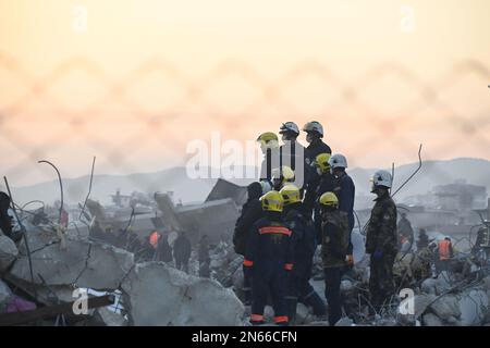 Antakya, Türkei. 09. Februar 2023. Helfer im Zentrum von Antakya suchen nach Menschen in den Trümmern nach den verheerenden Beben. Mehr als drei Tage nach der Erdbebenkatastrophe ist die Hoffnung auf mehr Überlebende verloren. Unter den Tausenden von eingestürzten Gebäuden im türkisch-syrischen Grenzgebiet gibt es wahrscheinlich immer noch Zehntausende von Erdbebenopfern. Kredit: Anne Pollmann/dpa/Alamy Live News Stockfoto